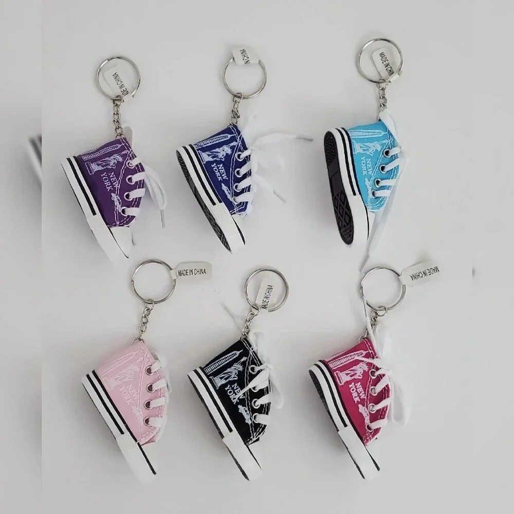 NWT NEW YORK SNEAKERS KEYCHAIN MULTICOLOR ALLOVER PRINT LOGO
